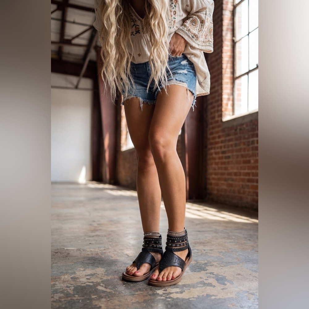 NIB Brand New Very G Mazey Boho Vegan Leather Festival Laser Cut Studded Sandals - Picture 6 of 12